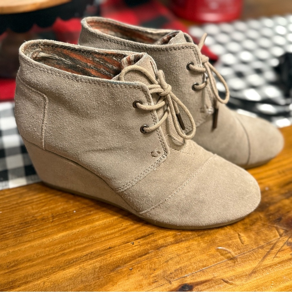 Toms Women's Beige Suede Wedge Boots Size 7